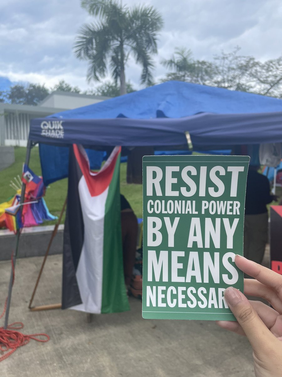 We’re here. ⛺️🇵🇸❤️
📍- UPR Río Piedras 🇵🇷🐔
📌- Estudiante de RP que me lee, date la vuelta. De no saber sobre el tema, estamos aquí para orientarles. Acérquense sin miedo, todxs aprendemos algo nuevo todos los días.