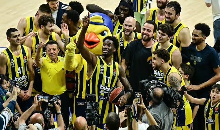 Yendik yendikkk final four'dayızzzzz. Tebrikler Fenerbahçe Beko, Tebrikler Dünyanın en büyük spor kulübü 😍😍😍😍😍😍