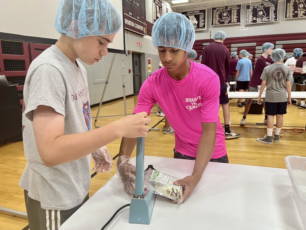 Dedicating the day to the most important thing we do- serve as #MenforOthers #WeAreDeSmetJesuit @FeedtheHunger @SOMissouri