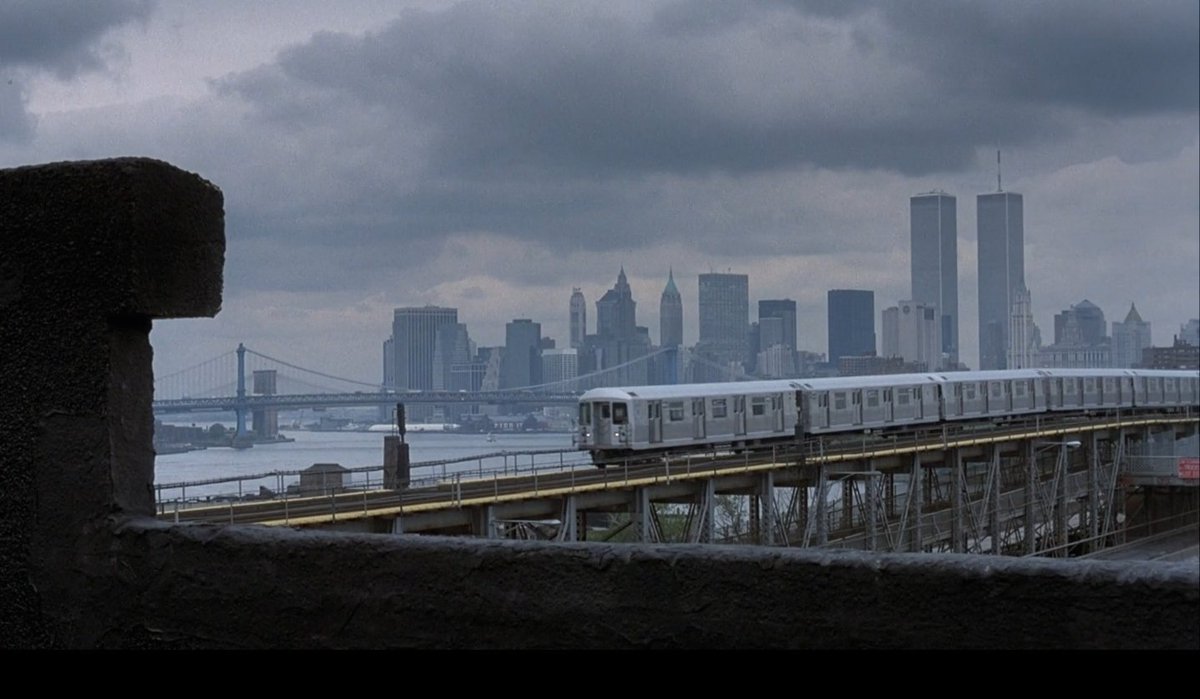 L'une des premières images de Smoke, écrit par Paul Auster et filmé par Wayne Wang. Ça fait du bien de le revoir... et puis il y a cette tristesse indélébile que les attentats ont gravée dans le ciel de New York, qui ce soir se confond avec celle de la mort d'Auster, entre autres