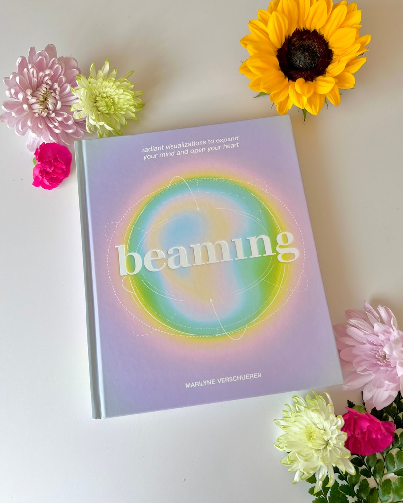 In Beaming, Marilyne Verschueren presents 100 expansive visuals designed to stimulate your mind and awaken your intuition. Messages of hope, resilience, and joy are incorporated into radiant art to deepen the interactive experience.✨ Find it here: l8r.it/sg1j