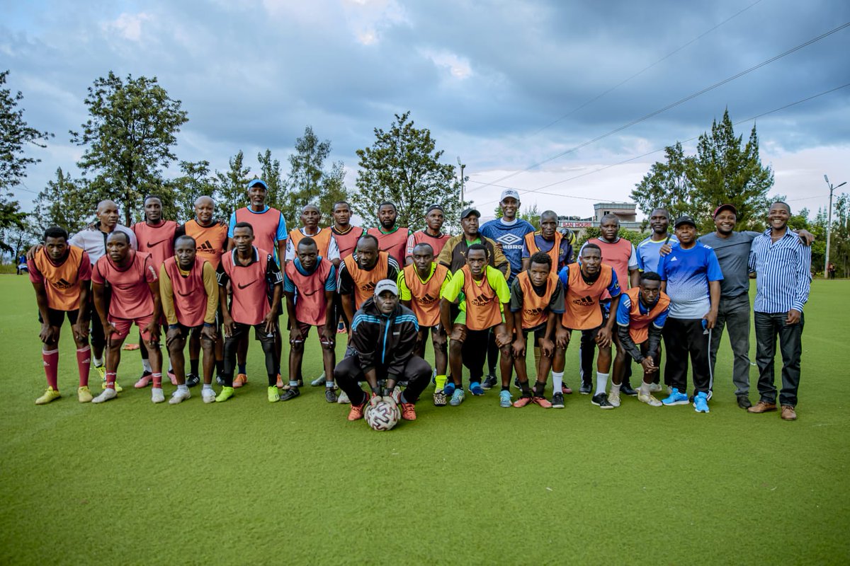 We were delighted to welcome one of our legendary former #Amavubi striker and arguably the most popular Rwandan football player of all time, @_jimmygatete10, who joined us for a training session this evening at Tapis Rouge! It was great to come together and play together again.
