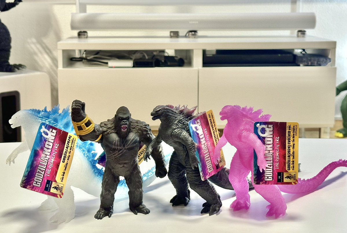 Shin_Gojira_66's tweet photo. 私自身のゴジラフェスは今日も続く！ 昨日はノーマル版を観ました。 今日、初めてゴジラ-1.0/Cを見たんだけど、モノクロって怖いね！映画モンスターシリーズ コング B.E.A.S.T. GloveとGodzilla Evolvedも本日入荷した！

私の心はゴジラへの愛で溢れている❗️❤️😭🥰✨✨

#ゴジラ #ゴジラマイナスワン https://t.co/TAAJT6pp5J