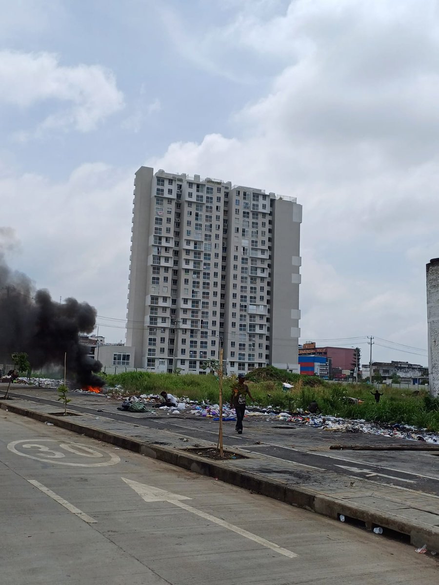 MarcoAntonioMDU's tweet photo. Sr. Coorea vio el manejo ambiental de Ciudad Paraido? La @jac_pascual y vecinos del barrio San Pascual y otros ciudadanos estamos preocupados por el futuro del centro de Cali, pero este chiquro para la COP  16 es una verguenza https://t.co/1XZNhzC6Xn
