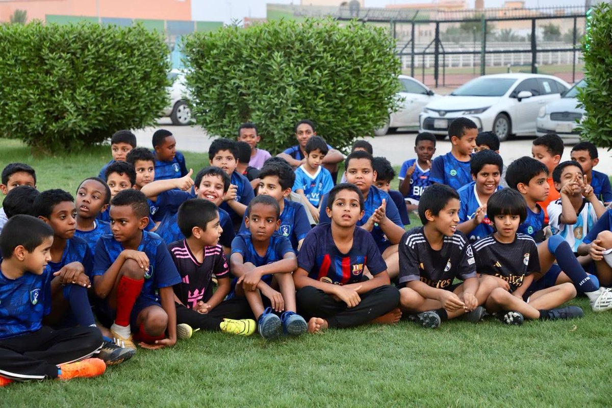 alshullaclub's tweet photo. 📸|| إمتداداً لتعزيز العلاقات الأسرية وتقوية روابط الأسرة 👨‍👩‍👦⚽️

سُعِدنا اليوم في نادي #الشعلة الرياضي ممثلاً بإدارة المسؤولية الاجتماعية إقامة اليوم المفتوح لأولياء أمور أبناء أكاديمية كرة القدم للبراعم 💚💙 https://t.co/zGMis6DQzk