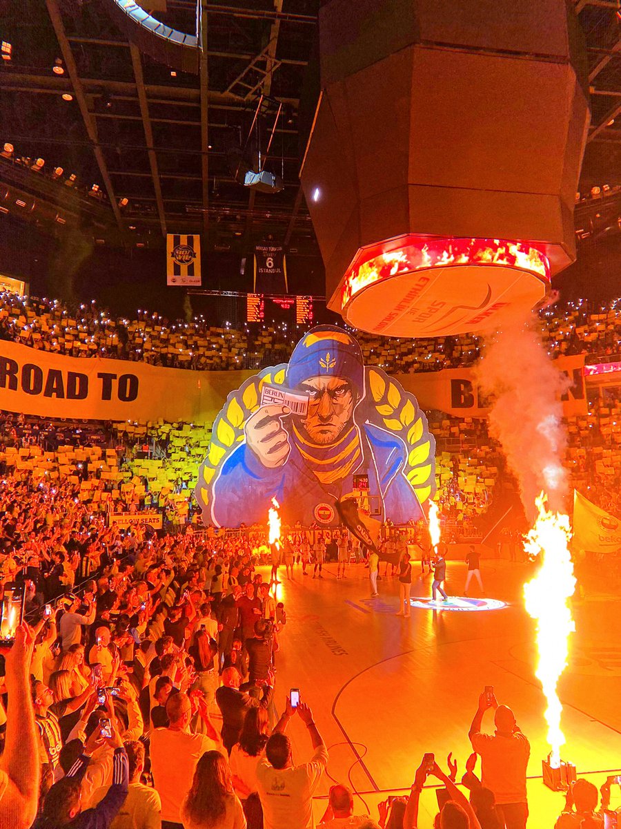 F E N E R B A H Ç E   B E K O   F İ N A L   F O U R ' D A ! 🔥🔥🔥 
#YellowLegacy
Tebrikler Dünyanın En Güzel Takımı! 🧿💛💙 @FBBasketbol