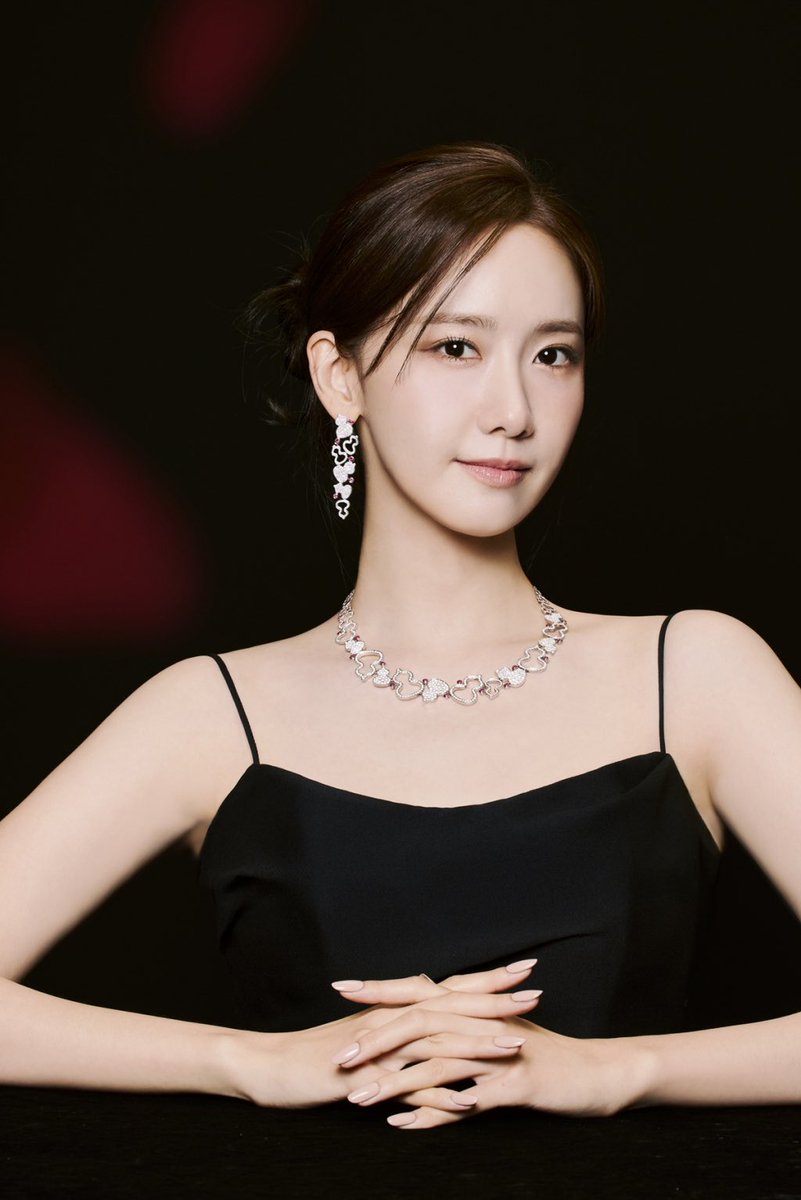 Lim Yoona will walk the red carpet for the 77th Cannes Film Festival on May 19 She has been invited as the only Korean ambassador for jewellery brand Qeelin, and will also participate in the ‘Kering Women in Motion’ dinner held in the same evening m.entertain.naver.com/article/108/00…