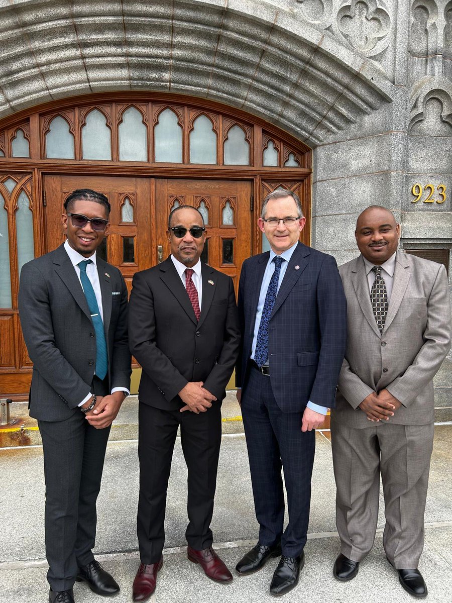 HC Berridge extended greetings to @smuprez Summerby-Murray on behalf of the gov't & people of #StKitts and #Nevis, especially alumna Hon.@isaleanphillip for @smuhalifax & other Canadian Universities' integral role played in educating our leaders & establishing global connections.