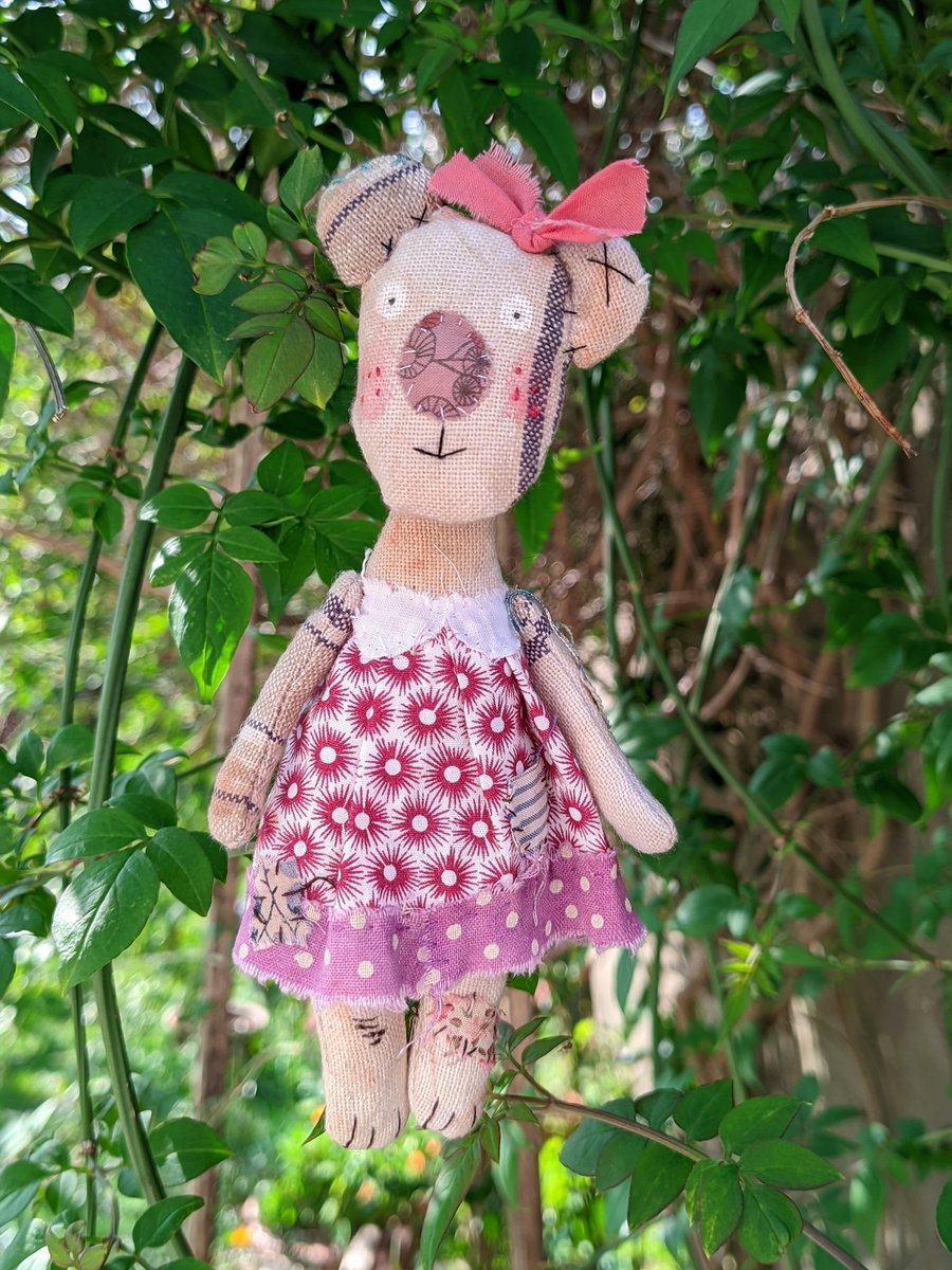Little cute bear now available on my website.
She is handmade from upcycled textiles and is really adorable.

littlebirdofparadise.bigcartel.com/product/little…

#CraftBizParty #mhhsbd #shopindie