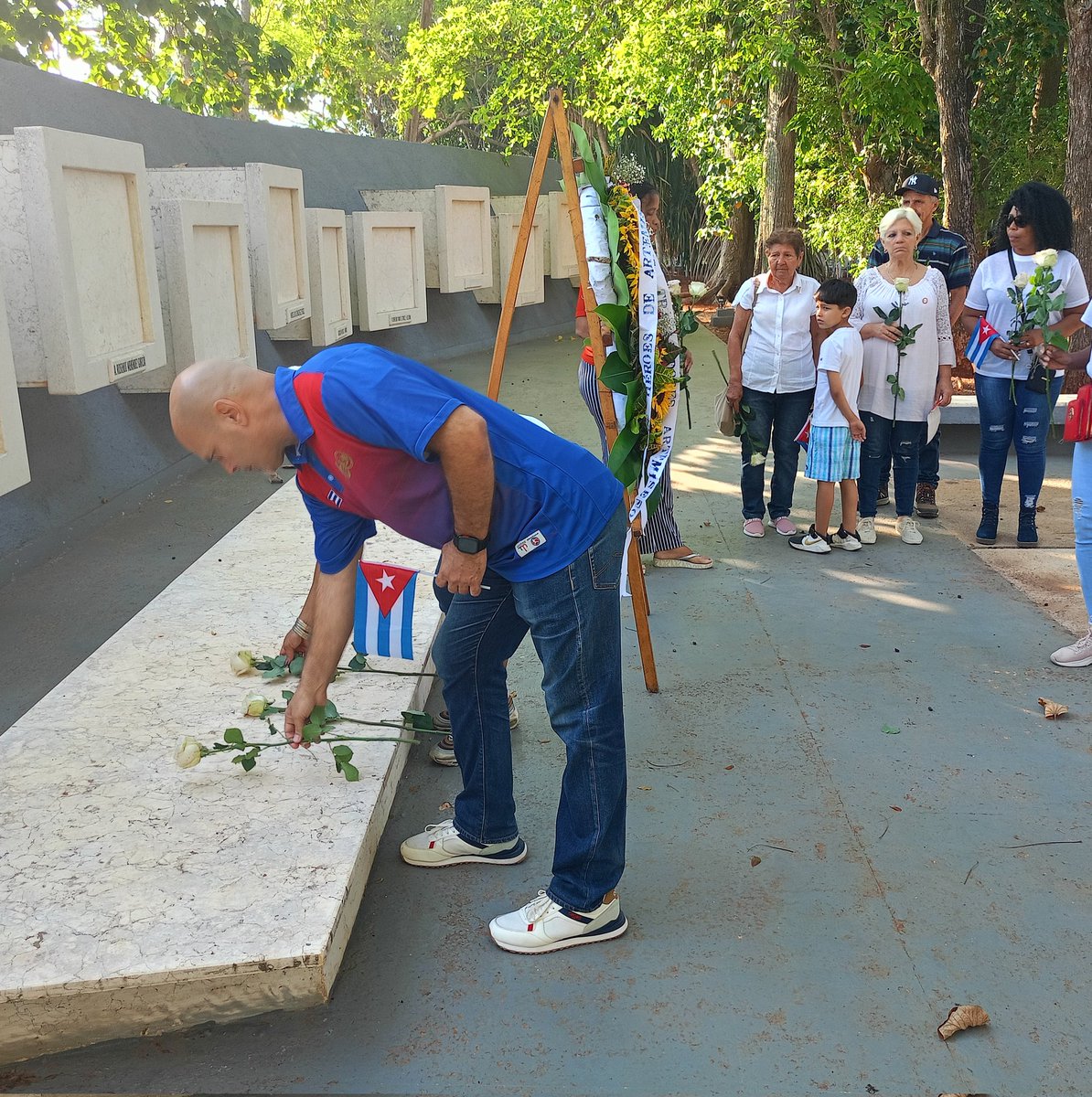 En Artemisa, tuvimos el honor de rendir tributo a los mártires en compañía de algunos de sus familiares. #Cuba #CDRCuba #CubaViveEnSuHistoria