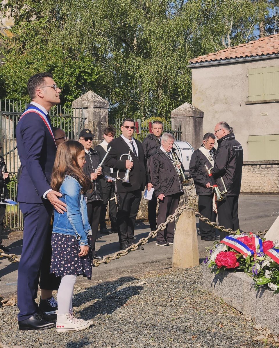 Fontenay_100's tweet photo. 🇫🇷 Nous avons commémoré ce 8 mai 1945, jour de victoire et de liberté retrouvée en Europe ! 

Un émouvant hommage a été consacré à Missak Manouchian.

100% Fontenay défend les valeurs républicaines aux côtes de @LudovicHocbon dans ces temps de mémoire.

#FontenayLeComte #Liberté https://t.co/qDjwD8QVLK