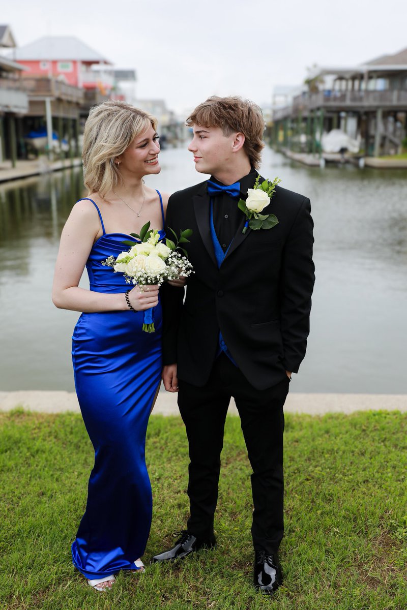 The way he looks at her 😍🪩💙 #houstonphotographer #canon #canonphotography #Prom #galveston #galvestonphotographer #couple #CoupleGoals #younglove #love #promdate