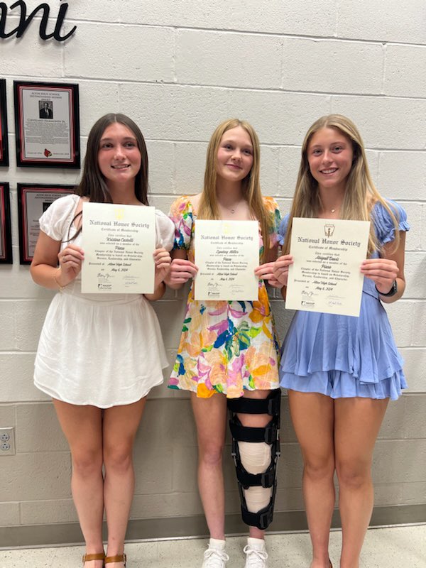 A big congrats to juniors Kristina Castelli, Abi Davis, and Lyndsey Miller who have been inducted into National Honor Society! What an accomplishment! 👏🏼