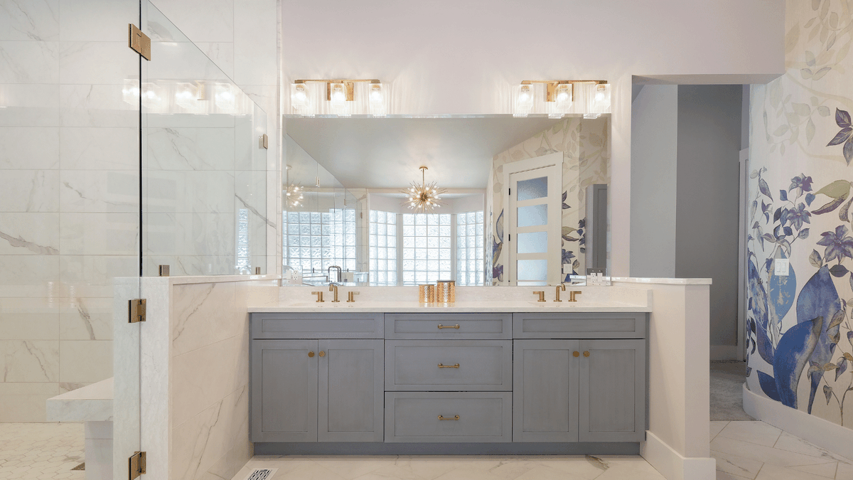 KettlerDesign's tweet photo. Marbled tile everywhere? Lucious. A soaking tub in the shower? Ingenious. 📸  by Shutter Avenue ✧ featuring Touchstone Fine Cabinetry ✧ @crsvillestudios tile ✧ loveyourbathroom #karenkettlerdesign https://t.co/0gURt0s1GQ
