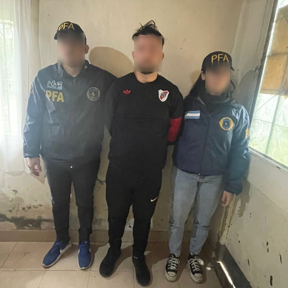 1500 MILLONES DE PESOS: EL OPERATIVO MÁS GRANDE CONTRA LAS ESTAFAS DIGITALES

Fueron necesarios 64 allanamientos para detener a 20 delincuentes en Argentina y a otros 10 en el exterior.

Instalaban un malware en la computadora de sus víctimas a través de un link, tomaban el