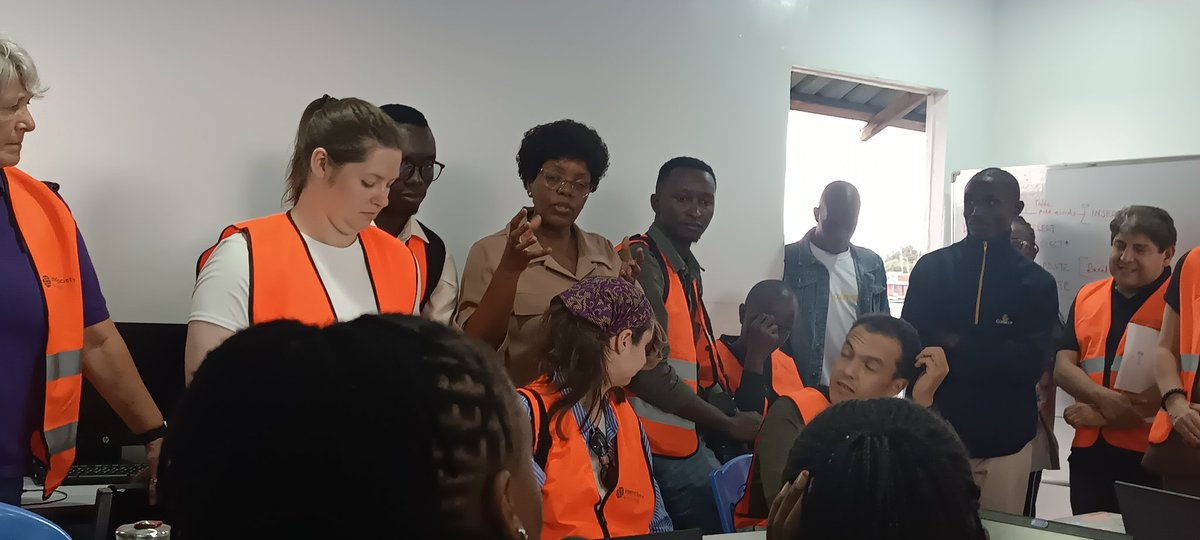 Transforming lives through connectivity! 🌐 13 licensed community networks led by @gonlineafrica transform youth into technical expertise in kibera. @ISOC_Foundation @kijijiyeetu visit highlights the impact of connecting the unconnected. @internetsociety #CommunityNetworks