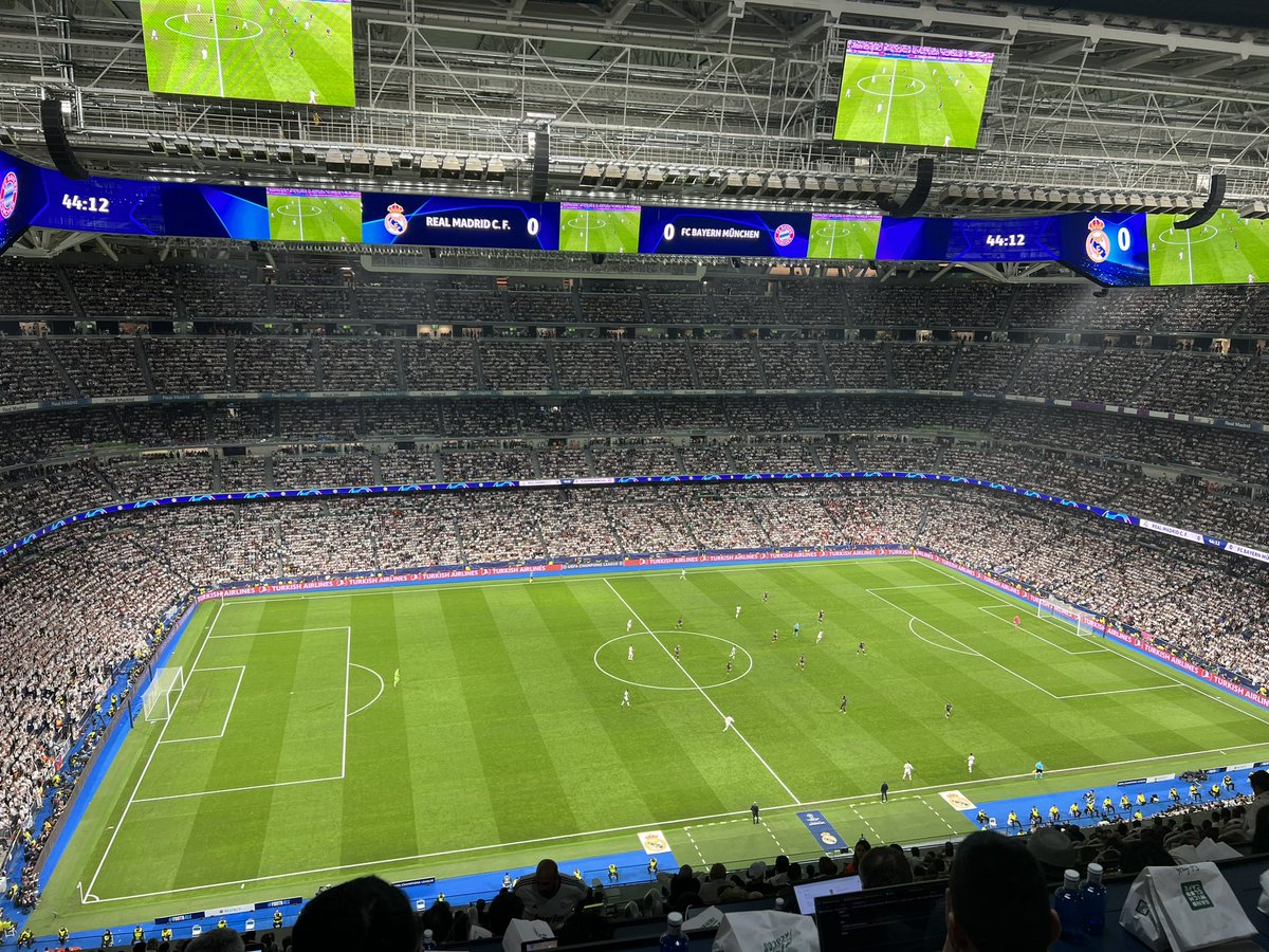 #8May | El ambiente en el Santiago Bernabéu es espectacular y el estadio está a reventar. ⚠️El Real Madrid recibió más de 500 mil solicitudes de entradas para este enfrentamiento de Champions League.