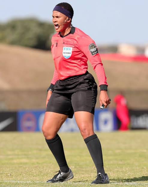 After another poor officiating I think it's safe to say Akhona is the best person to officiate #Sundowns vs #OrlandoPirates #NedbankCup final. Otherwise we won't enjoy the final.