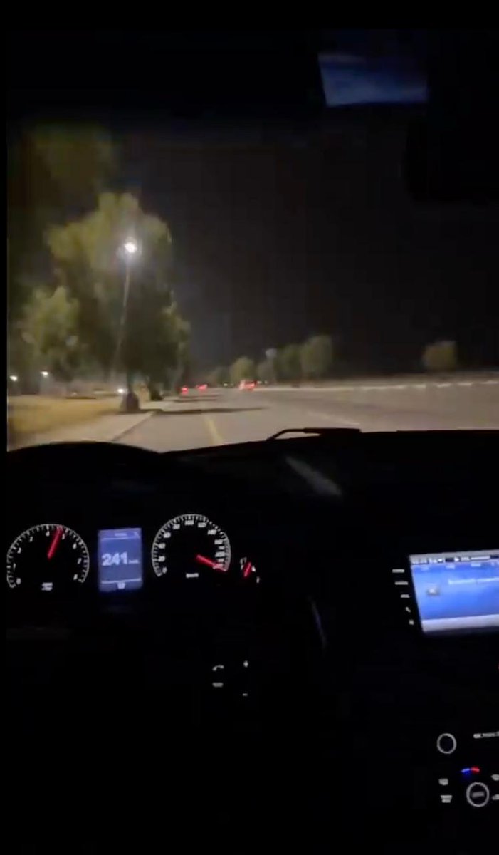 #المرور_السعودي بمدينة تبوك يضبط قائد مركبة لارتكابه مخالفة السير بسرعة عالية، معرضًا حياته وحياة الآخرين للخطر، وتم إحالته إلى الهيئة المرورية لتطبيق العقوبات النظامية بحقه.