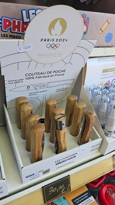 🔪🇫🇷 FLASH - Après avoir été fouillées pour entrer dans la zone, les personnes présentes sur le Vieux-Port à Marseille peuvent acheter le couteau de poche officiel des Jeux olympiques de Paris 2024. (témoins)