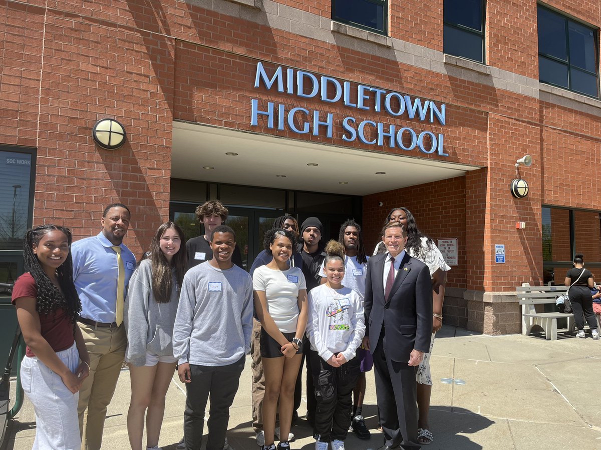 Thank you to students at Middletown High School for sharing your experiences with social media. During our thoughtful & insightful conversation, we talked about the Kids Online Safety Act, which would give young people the tools & safeguards to take back their online lives.