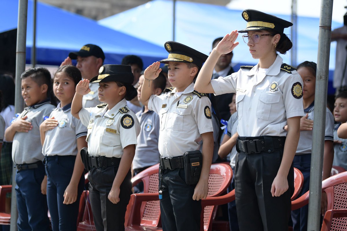 Con los Programas de Prevención de la Violencia y el Delito de la @PNCdeGuatemala se fomenta la prevención de los delitos, especialmente con la niñez y juventud guatemalteca. 👧🏽👦🏽 Con mejores prácticas para una convivencia pacífica, #GuatemalaSaleAdelante.