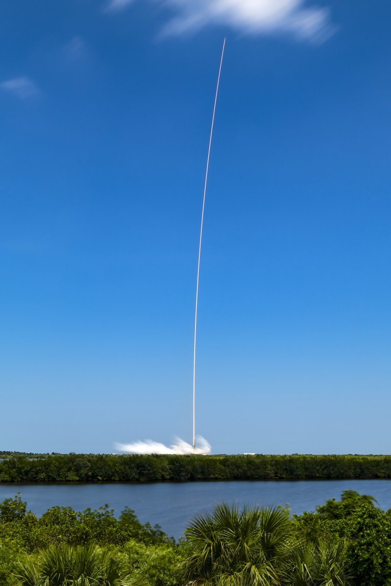 SpaceX's tweet photo. Launch of Falcon 9 and 23 @Starlink satellites from Florida https://t.co/TPDtpyur1a