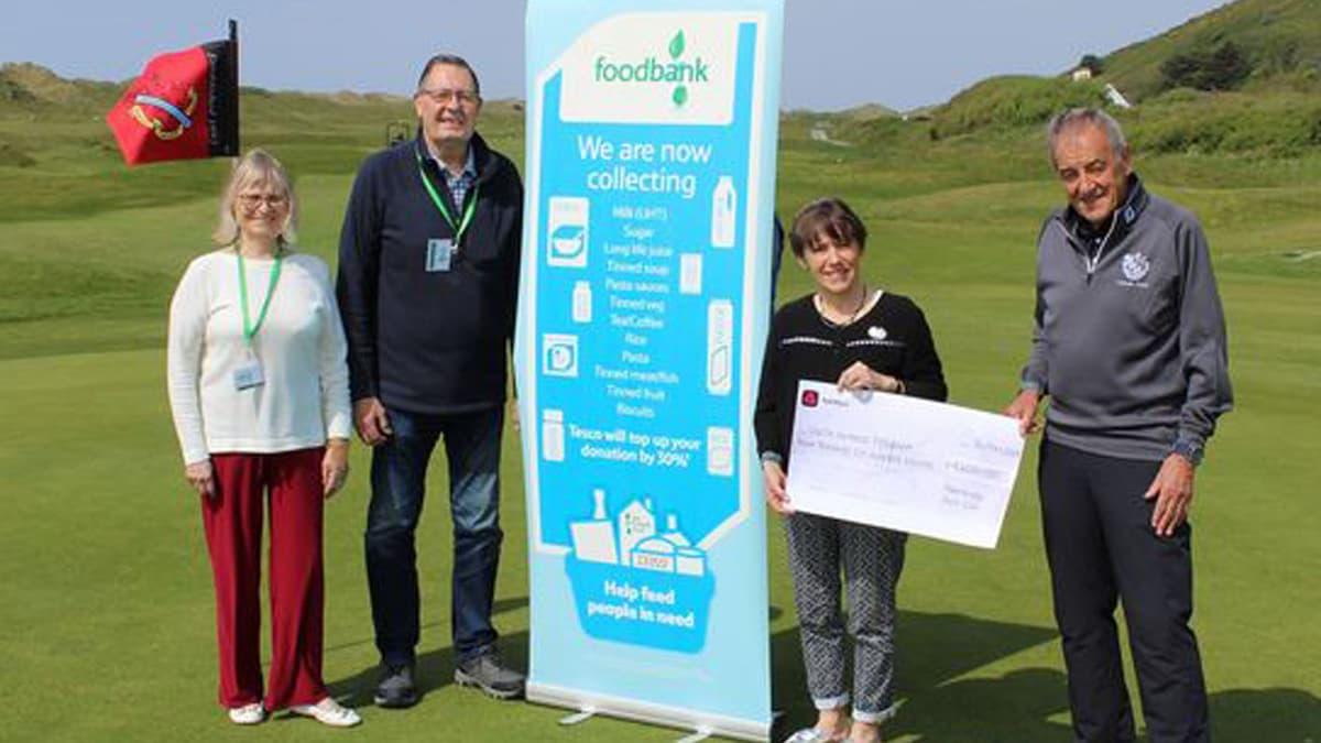 Aberdyfi golf captains hand over £4,600 to South Gwynedd Food Bank cambrian-news.co.uk/sport/golf/abe…