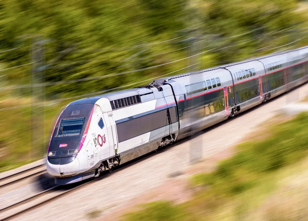 Perso, je ne sais que choisir en # pour #SNCF 
#soutienpresidentSNCF
#fierdemaboite
#engagementclients 
#dialoguesocial
Sûrement tout, au final 😏