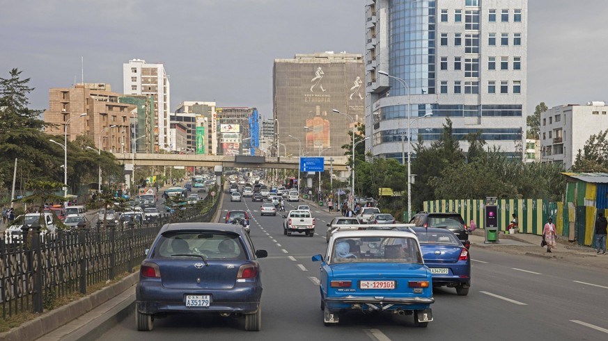 'Leapfrogging' ist fast so schön wie Disruption

In Äthiopien passiert das gerade. Dort überspringt man bei PKW das Zeitalter des Verbrenners und setzt direkt und unmittelbar auf Elektroautos.  

Ein Grund: Kein Geld für den Import von Benzin. Noch ein Grund: Strom im Überfluss,…
