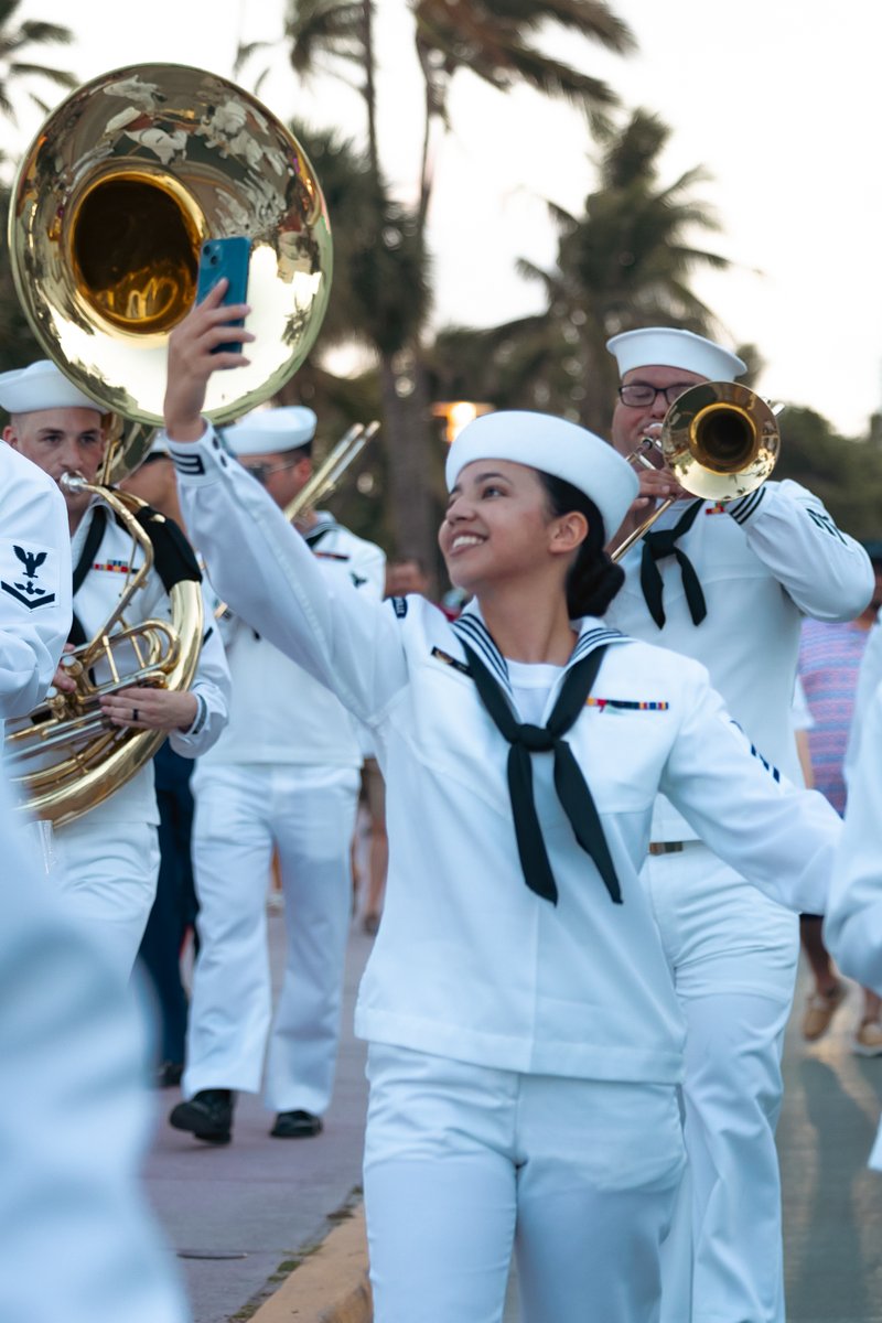 #FleetWeekMiami 🏝️⚓️🏖️☀️👋😎🌊 U.S. Navy Sailors walks during a parade in support of Fleet Week Miami. 📸: MC Jasmin L. Aquino #SurfaceWarriorCulture #Miami #Navy #Sailors #USSBataan #USSNormandy