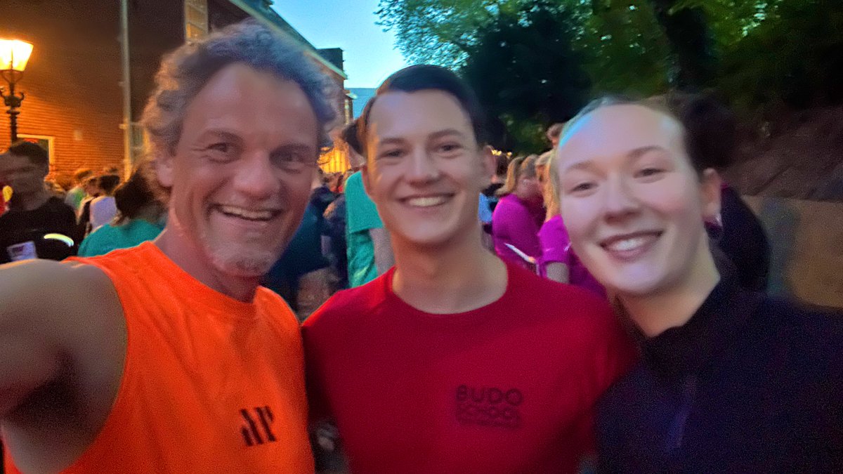 Beste @loopmaatjes, wij staan klaar voor de leukste run van Nederland; de Alkmaar City Run. Running with the Family. Zin in. #alkmaar