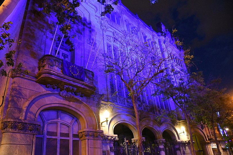 🇪🇺 La façana de la seu del Districte de #SantsMontjuïc s'il·lumina avui de blau amb motiu del #DiadEuropa. 💻 Consulta el programa d'activitats a Barcelona a ja.cat/9MEuropa. 🔗 #9MaigBCN #9M #EuropeDay
