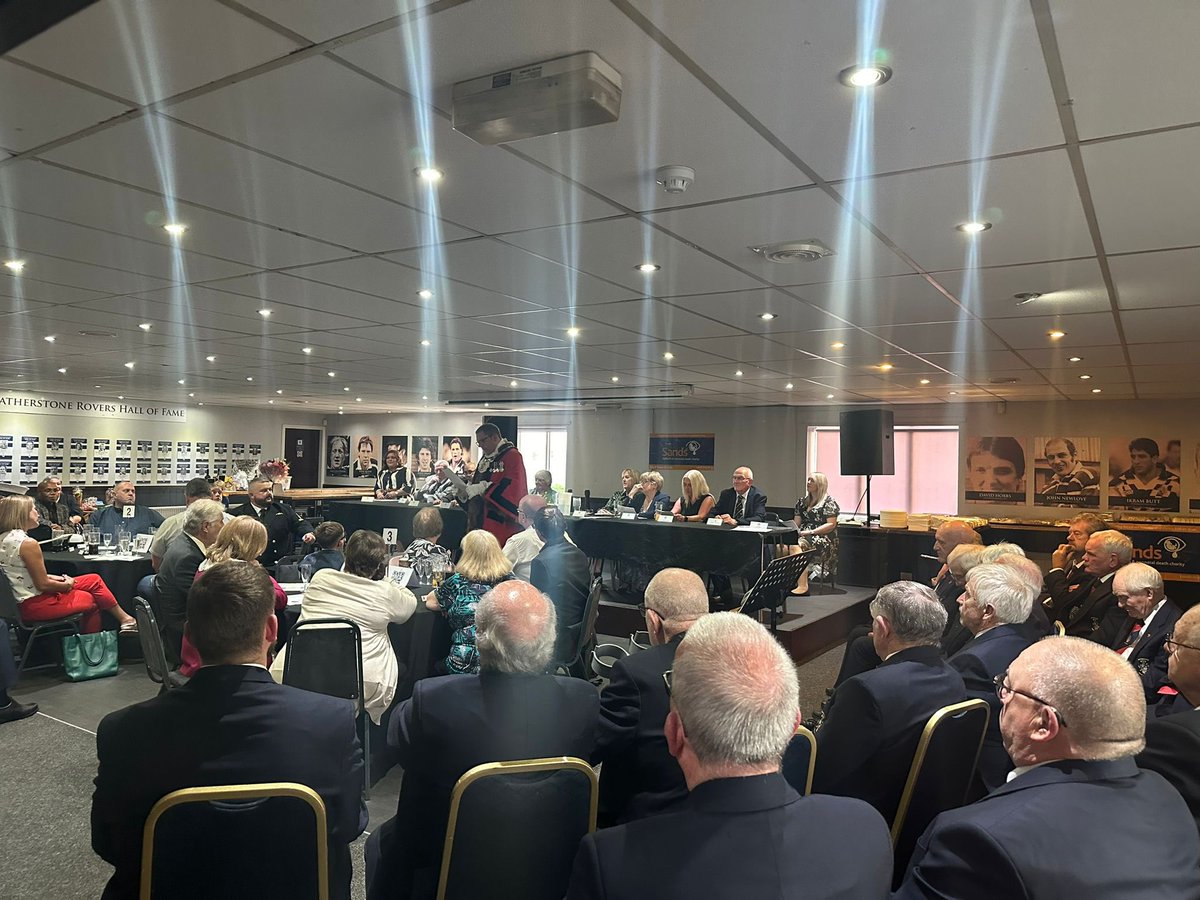 It was great to welcome the Featherstone Town Council to the Bartercard Legends Suite this evening. We would like to wish the new Mayor of Featherstone, Dwain Longley and Deputy Mayor, Patricia Jammeh, the very best in their respective roles. 🤝