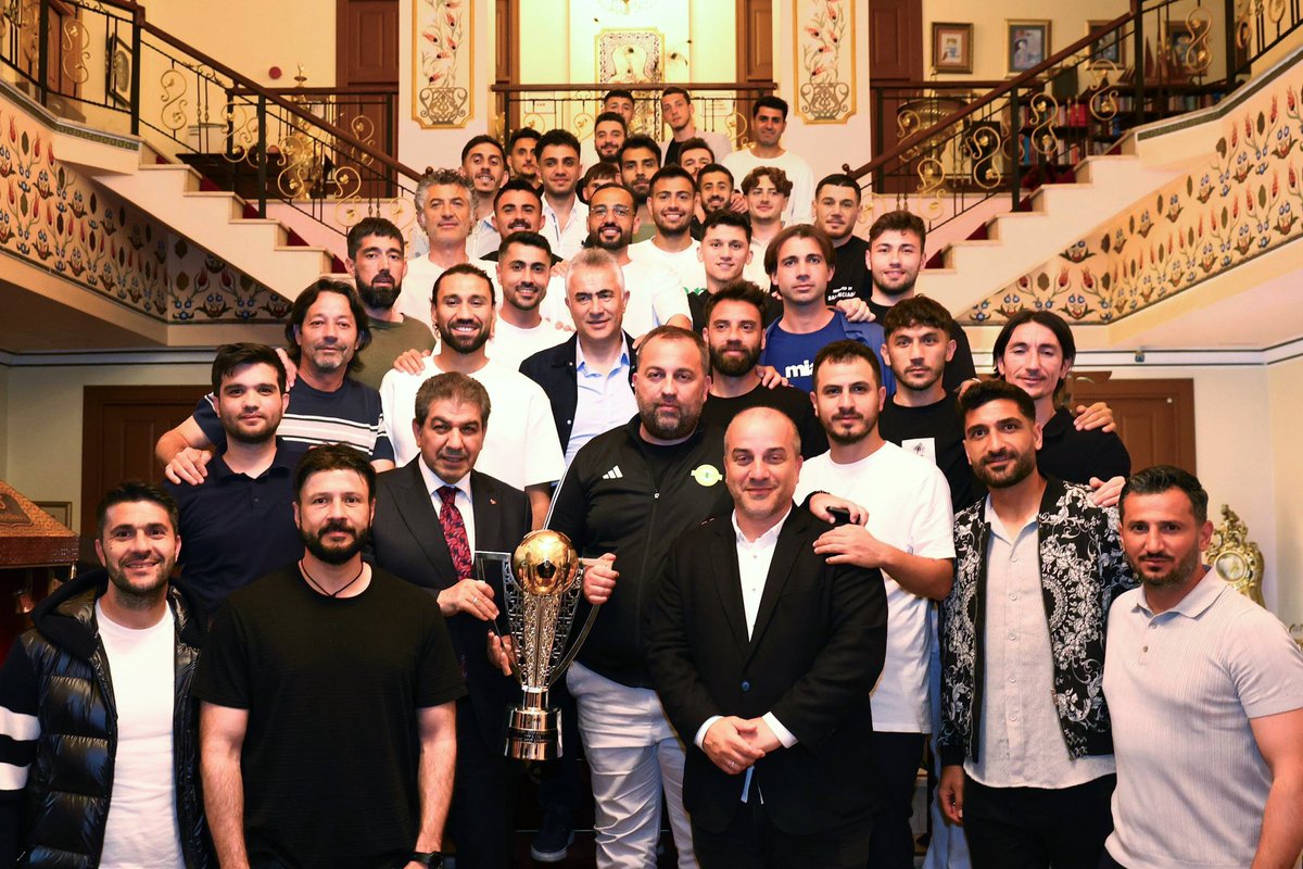 Şampiyon @EsenlerErokspor’umuzun şampiyon futbolcuları, teknik ekibi ve yöneticileriyle birlikte büyük zaferimizin mutluluğunu yaşadık.