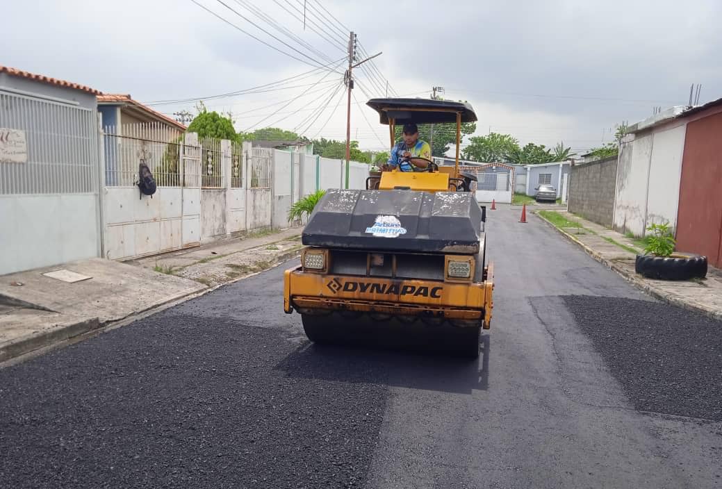 En la Urbanización San José, continuamos con la ejecución del Plan Estadal Cero Huecos. Estamos comprometidos en mejorar las vías de acceso y ofrecer una mejor infraestructura vial a nuestros vecinos. #MaduroAmorDeLaPatria instagram.com/alcaldiadearau…