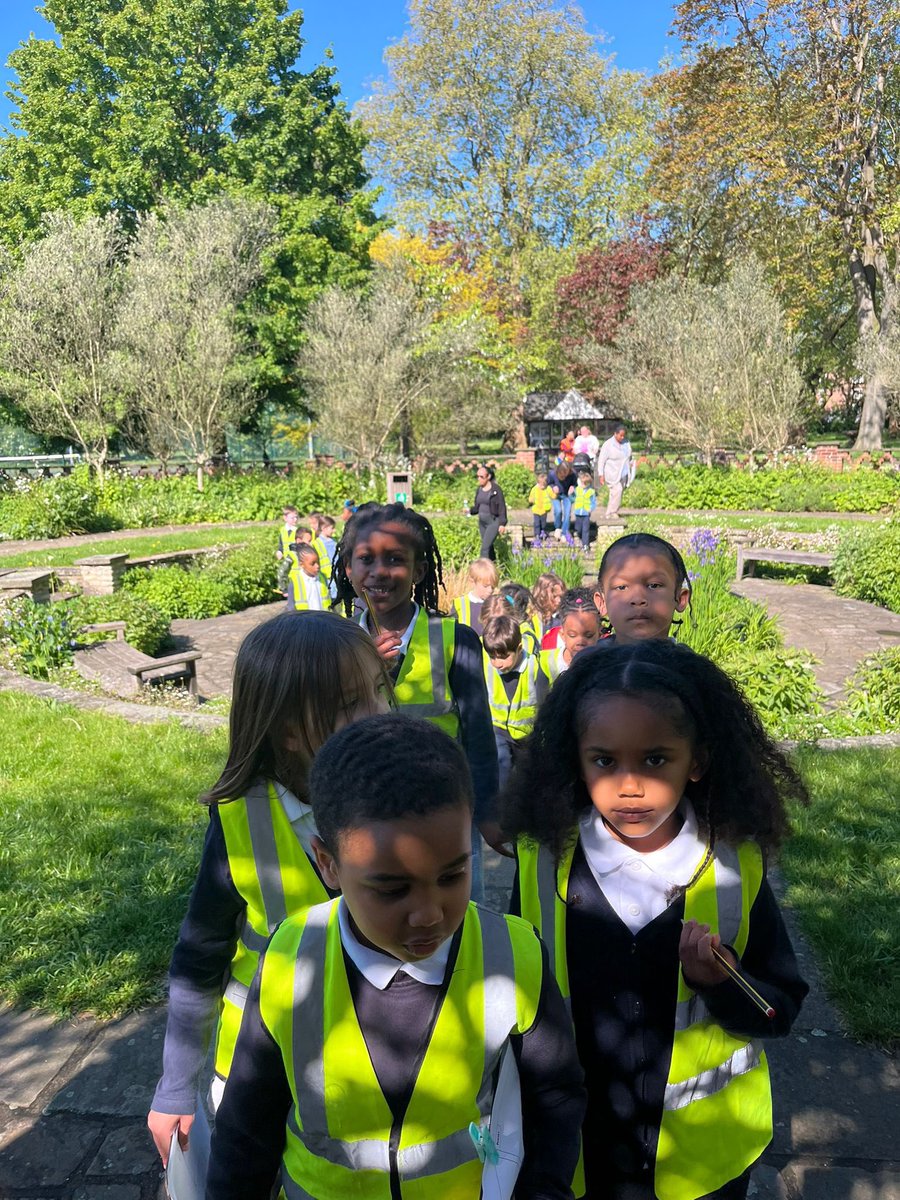 ☀️ Year 1 had a great trip to #KenningtonPark on Tuesday exploring their senses in the lovely sunshine: the perfect inspiration for this week’s poetry writing ✏️ @CLOtC @Literacy_Trust @KenParkFriends