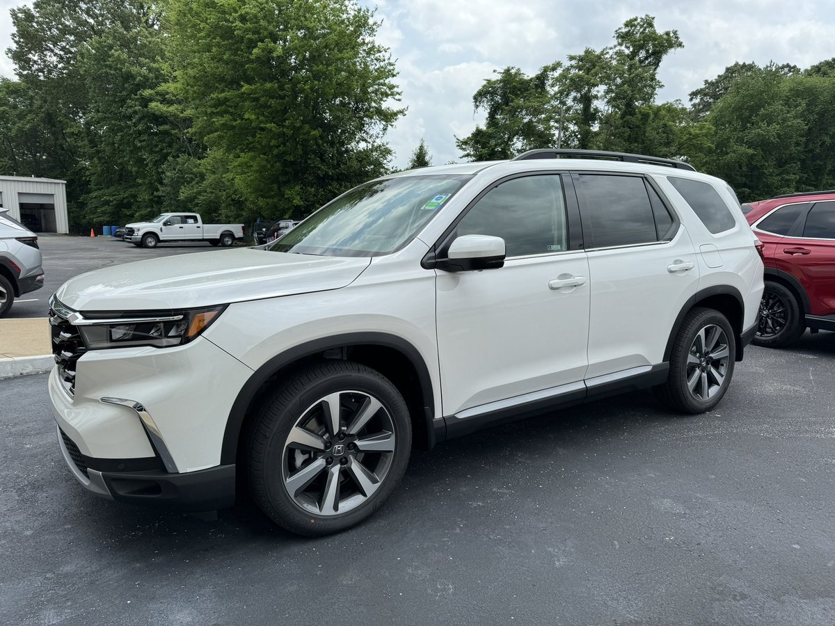 It was so much fun here at @VictoryJackson Happy I can keep the team here #InTheKnow all about the new 2025 Honda Pilot! #Honda #HondaPilot