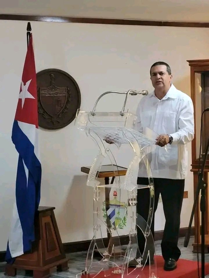 inielvis's tweet photo. FIRMAN EN HOLGUÍN ACTA DE ENTREGA DEL CARGO DE PRIMER SECRETARIO.
Se firmó en la plaza Calixto García Íñiguez. El momento fue propicio para reconocer al Compañero Ernesto Santiesteban por el trabajo realizado durante 6 años al frente de la provincia.
#HolguinSi https://t.co/00n0ivOlFO