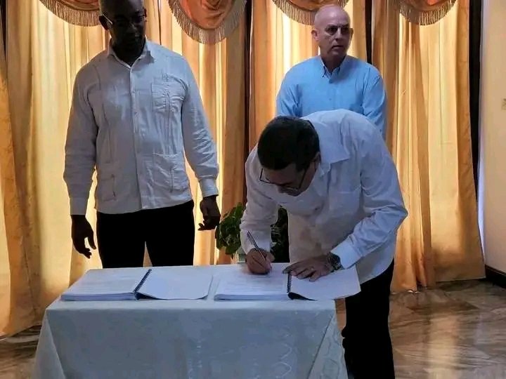 inielvis's tweet photo. FIRMAN EN HOLGUÍN ACTA DE ENTREGA DEL CARGO DE PRIMER SECRETARIO.
Se firmó en la plaza Calixto García Íñiguez. El momento fue propicio para reconocer al Compañero Ernesto Santiesteban por el trabajo realizado durante 6 años al frente de la provincia.
#HolguinSi https://t.co/00n0ivOlFO