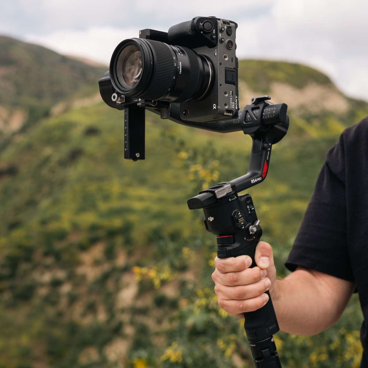 Take your shoots to the next level with DJI Ronin RS 4 Pro 🎬 Switch to vertical with ease, and enjoy smooth balance and rock-solid stabilization for every scene. 📷 IG: _virtuemedia