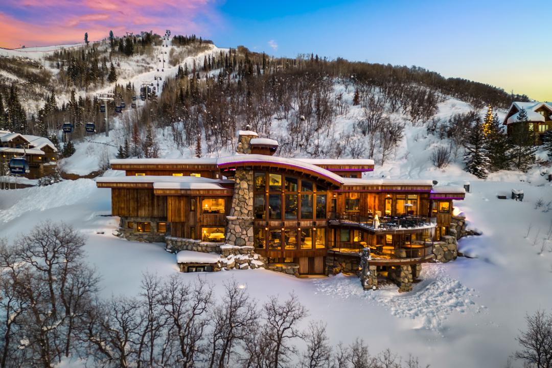 One of the most luxurious, iconic properties in all of Steamboat Springs! 🏔️ Introducing The Cowboy Lodge under the Steamboat Resort Gondola. 🛷 
---
6 Beds | 9 Baths | Sleeps 16
Listing: #1066

#steamboatresort #cowboylodge #mountainluxury #panoramicviews #vacationrental
