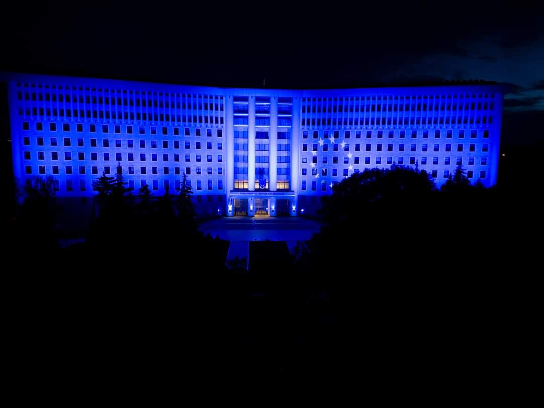 🇦🇩🇪🇺 This evening, the Parliament building was lit up like the EU flag colors. We celebrate together European Moldova. 🔎 Details: shorturl.at/gEQW8 📸Foto: shorturl.at/fguBT