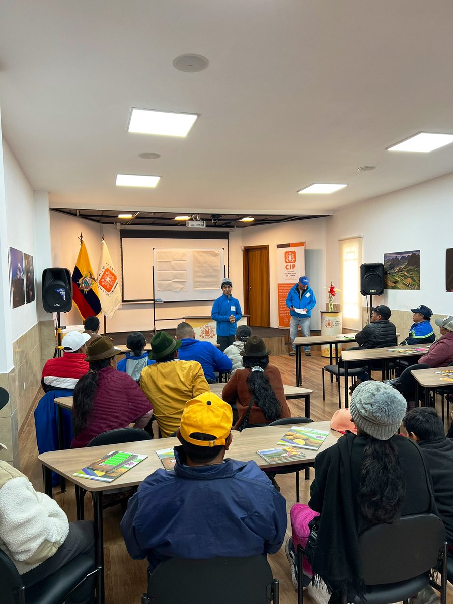 IniciativAndina's tweet photo. Una de las actividades en Ecuador del proyecto #BOLDcwr es la selección participativa de  los mejores clones de Papa 🥔, esta calidad debe verse reflejada en su floración y cosecha. 

Gracias a todos los participantes por sus aportes. 

¡Vamos por más! @INIAPECUADOR y @Cipotato https://t.co/5bL2abAwGT