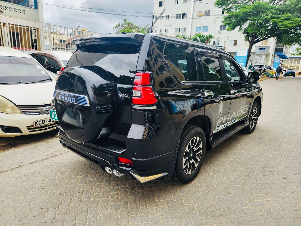 Toyota Land Cruiser Prado VXL Gray New Registration 2018 2800cc Diesel 4wd Auto 7Seater leather seats Sunroof Super Clean 43k KM  ONLY Alloy wheels Fog lights Roofrails Remote Started Back camera Multi steering
Fully loaded clean car Asking Price Ksh 8.7M Mombasa 📞 0722 666935