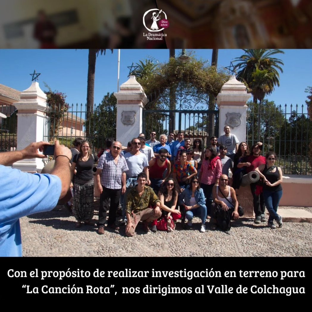 ladramaticanac1's tweet photo. Cuando montamos "La Canción Rota" realizamos una investigación en terreno en el valle de Colchagua. Esto fue posible gracias a Paola Lucero, quien abrió las puertas de su casa y su conocimiento de la tierra y su labor. 

#DramaticaNacional10años https://t.co/ktV6FYq76q