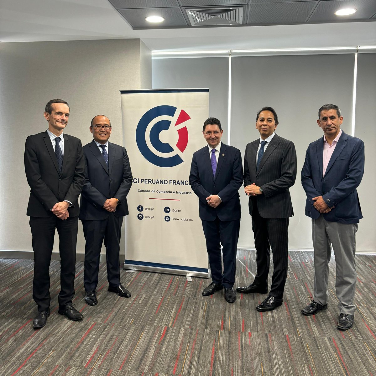 Accompagné de l'Ambassadeur <a href="/marcgiacomini/">Marc Giacomini</a> , le Sénateur des Français établis hors de 🇫🇷 <a href="/OlivierCadic/">Olivier Cadic</a> a rencontré les membres du bureau de la Chambre de commerce franco-péruvienne, afin d'en savoir plus sur les activités de la #CCIPF et la présence des entreprises 🇫🇷 au Pérou.