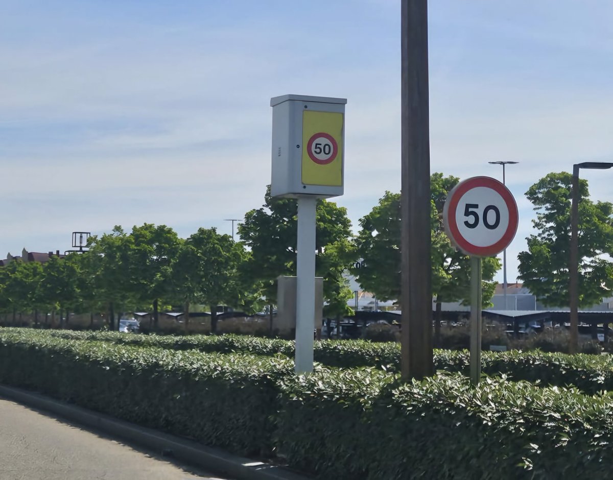 ℹ️ La Concejalía de Movilidad renovará en las próximas semanas el radar situado en el número 21 de la avenida de Salamanca, tras adjudicarse hoy la adquisición e instalación de un nuevo cinemómetro por 52.391,79 euros. Será monocarril y sustituirá al actual, que estaba obsoleto