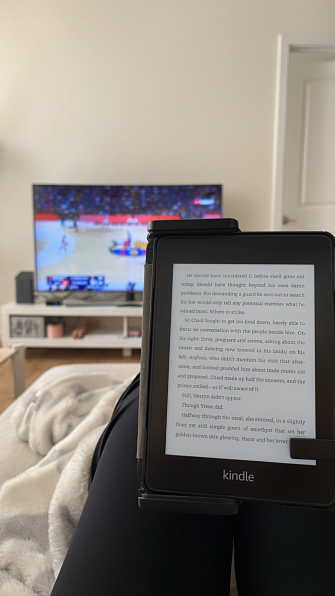 Yo leo mientras el ve deportes. Balance.