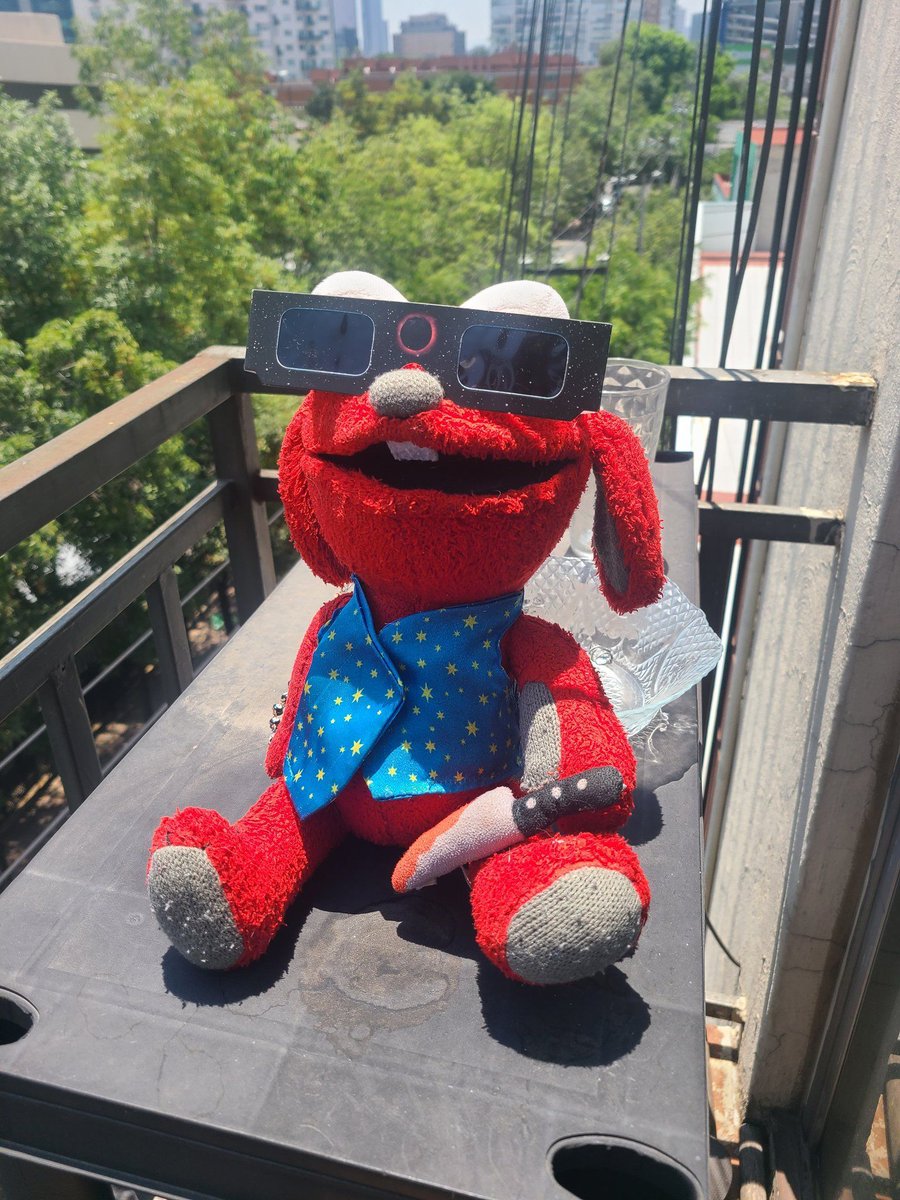 Think this eclipse-watching dude looks cool? Get your own Benny BFF doll now: buff.ly/3NCVC8D